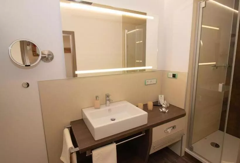 スタンダードトリプルルーム, Burgschänke, Hotel & Restaurant   E Mobilität Ladestationen Für Elektroautos