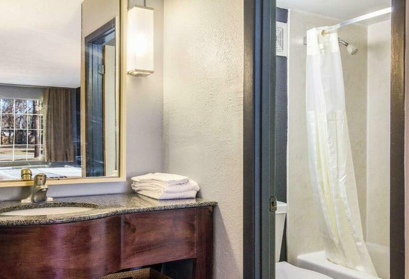 חדר סטנדרט שתי מיטות זוגיות, Suburban Studios By Choice Hotels   Award Winning   New 2024   Walk To Eateries & Grocery   Ultra Sp