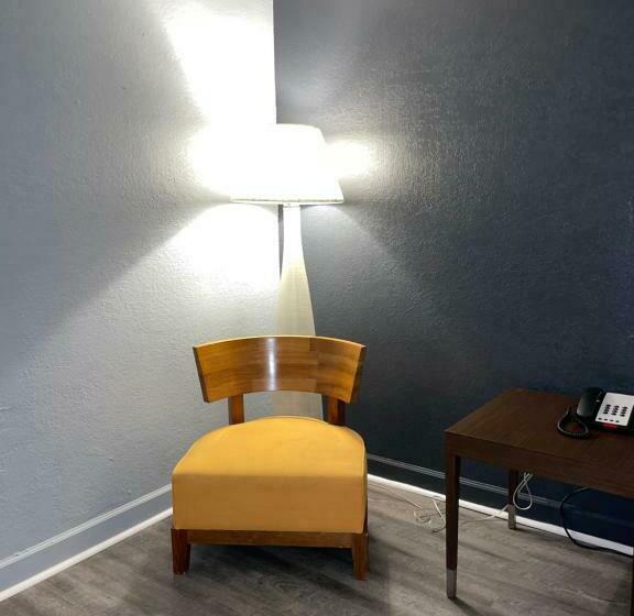 带大床的标准间, Suburban Studios By Choice Hotels Award Winning New 2024 Walk To Eateries & Grocery Ultra Sp