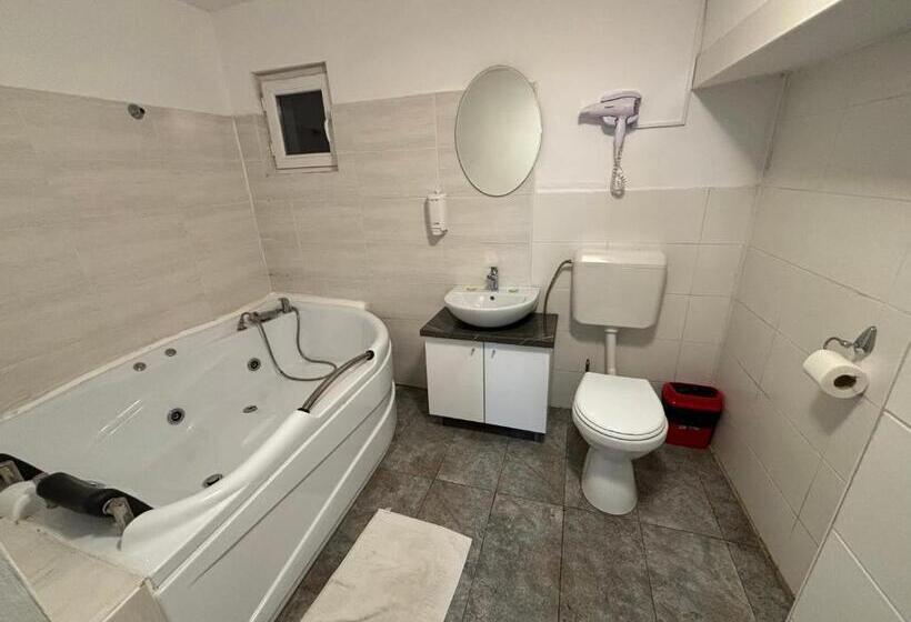 سوییت لوکس, Piata Uniri Cozy Inn