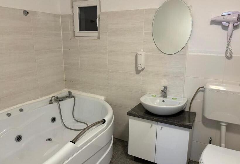 سوییت لوکس, Piata Uniri Cozy Inn