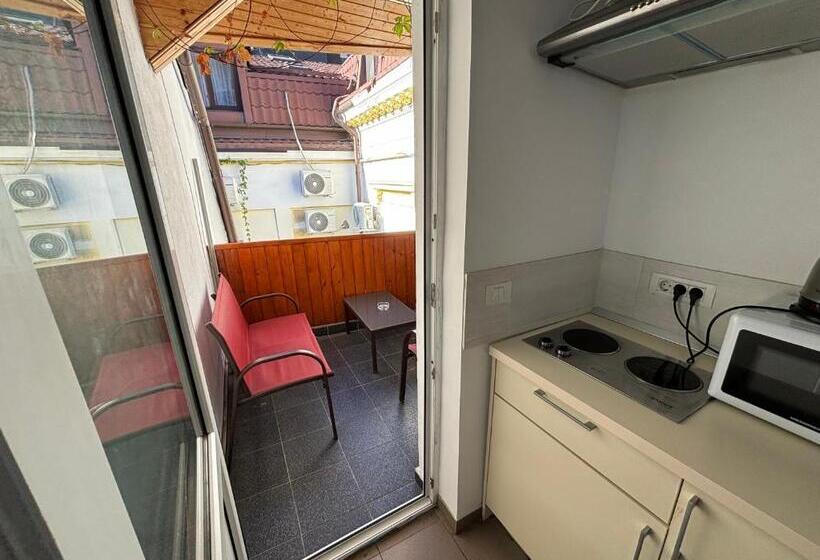 سوییت لوکس, Piata Uniri Cozy Inn