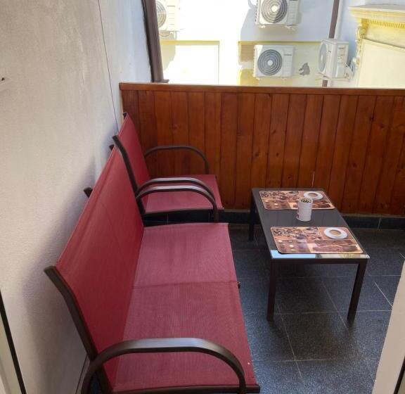 سوییت لوکس, Piata Uniri Cozy Inn