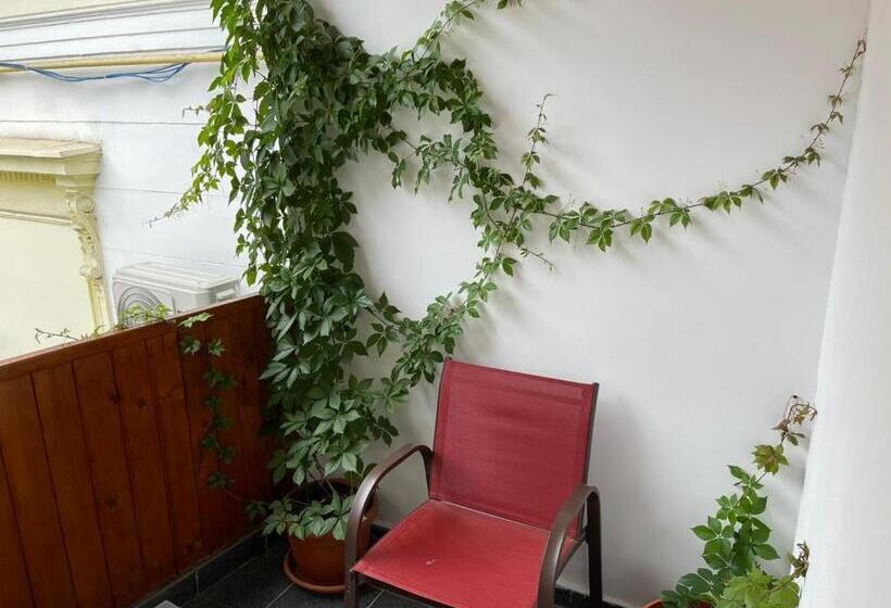 سوییت لوکس, Piata Uniri Cozy Inn