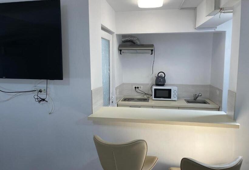 سوییت لوکس, Piata Uniri Cozy Inn