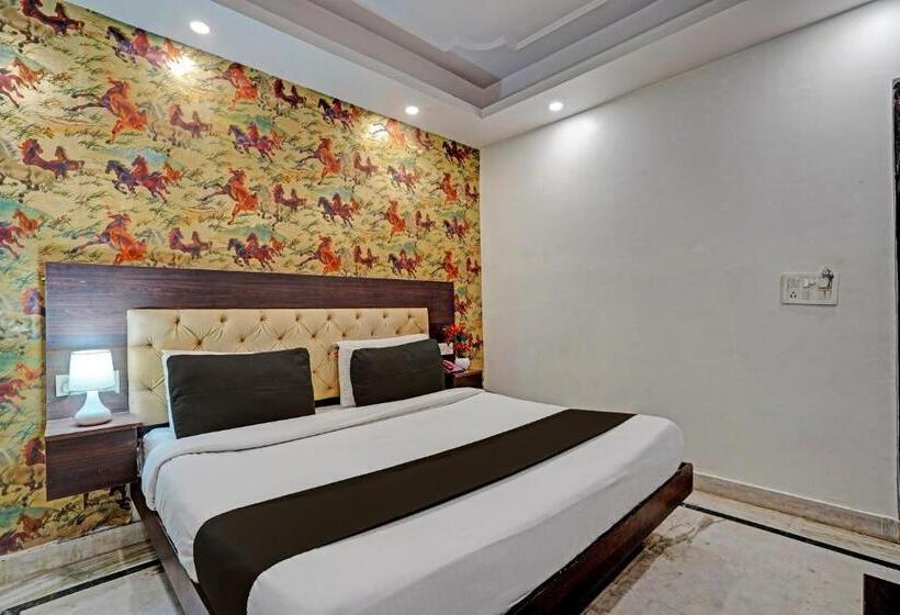 Pokój Trzyosobowy Klasyczny, Collection O Noida Saffron