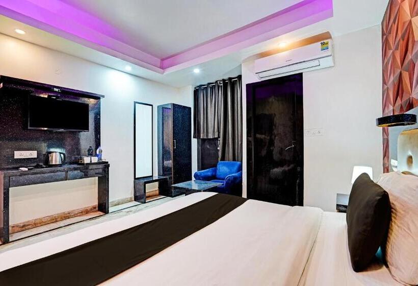 اتاق کلاسیک سه تخته, Collection O Noida Saffron