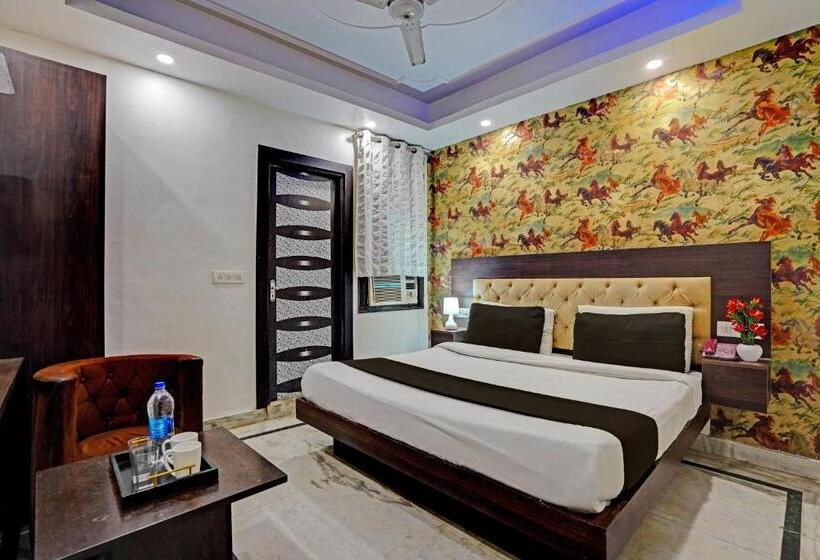 Pokój Trzyosobowy Klasyczny, Collection O Noida Saffron