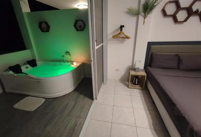 ハイドロマッサージバス付きスイート, Bonsai Jacuzzi Suites