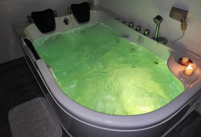 استودیوی استاندارد, Bonsai Jacuzzi Suites