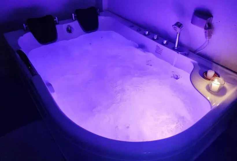 スタンダードスタジオ, Bonsai Jacuzzi Suites