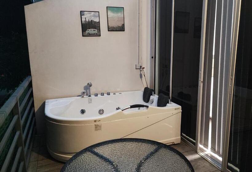 استودیوی استاندارد, Bonsai Jacuzzi Suites