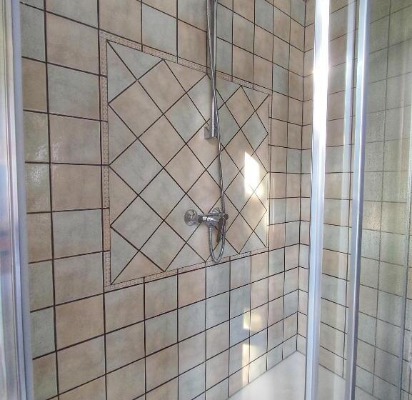 חדר סטנדרט, La Tomatica In Commedia