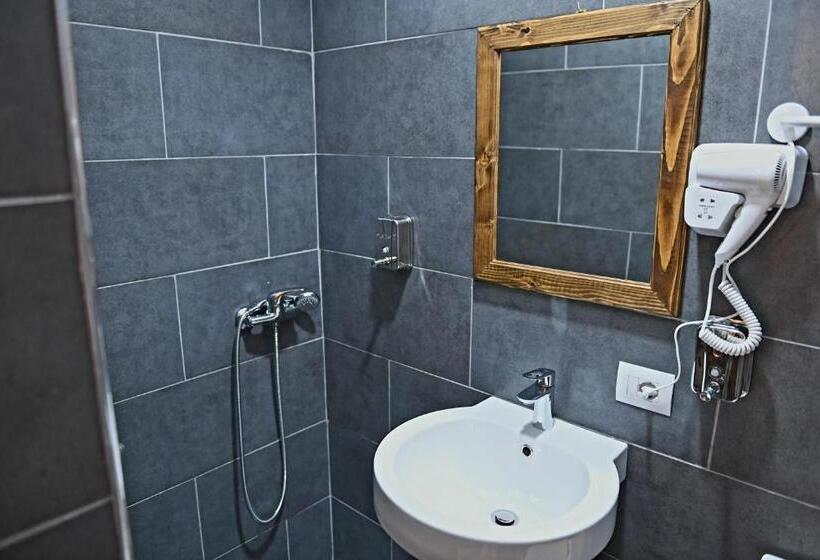 标准三人间, Anhel