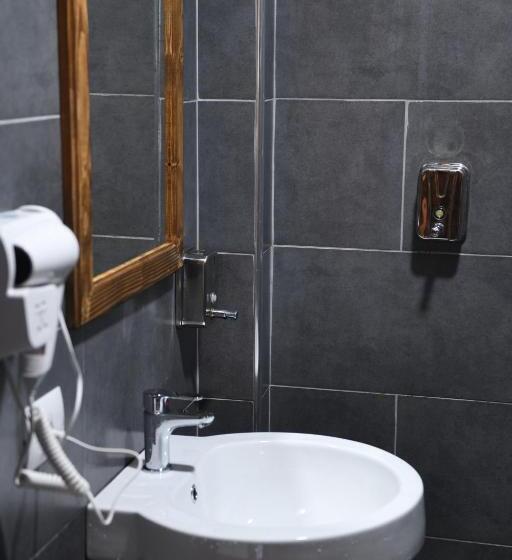 基本三人间, Anhel