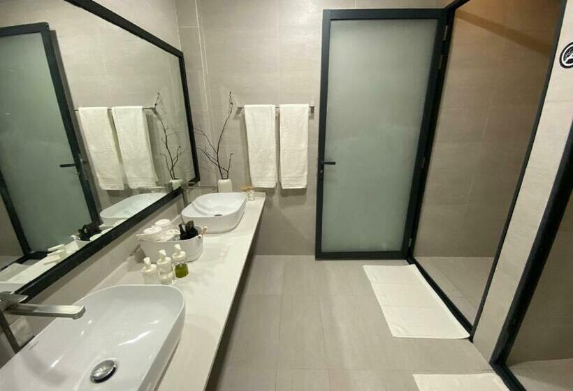 اتاق سوپریور, Unwind Dhigurah