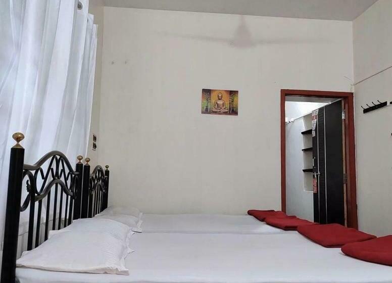 اتاق خانوادگی, Trishula Guest House