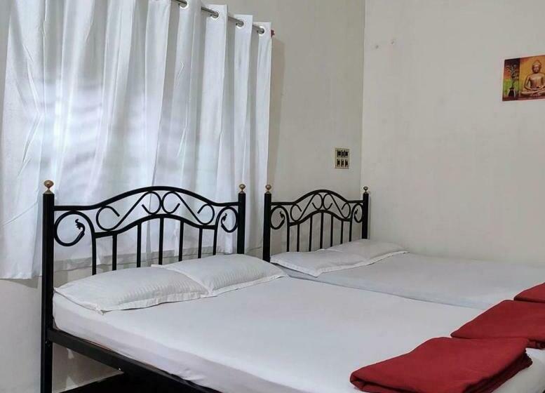 اتاق خانوادگی, Trishula Guest House