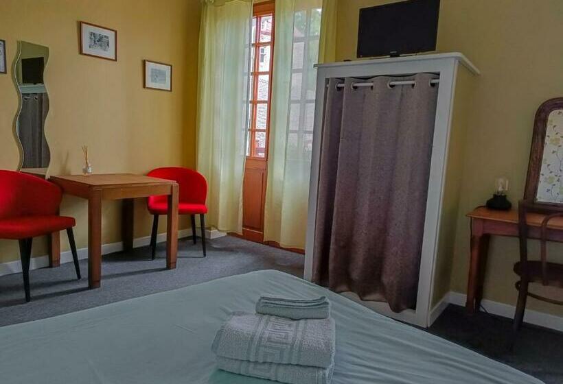 Номер Стандарт с Балконом, Hostellerie Du Chateau Bellenaves