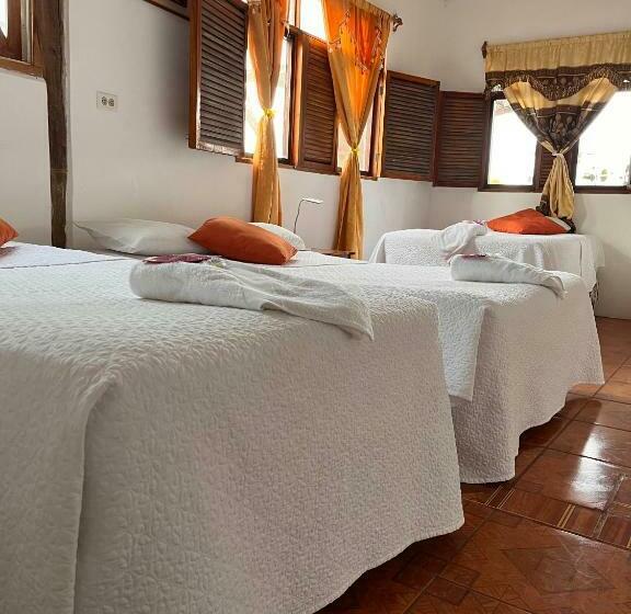 غرفة قياسية ثلاثية, Hostal Las Gardenias