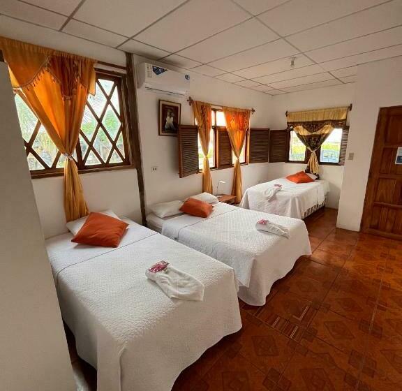 غرفة قياسية ثلاثية, Hostal Las Gardenias