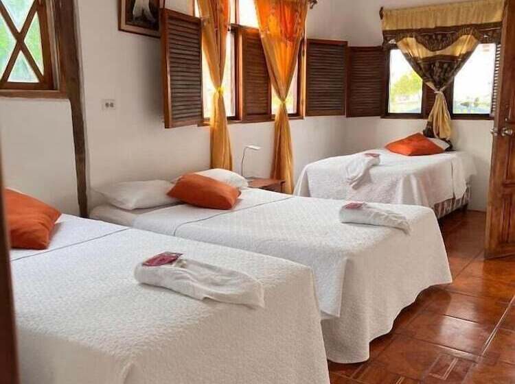 غرفة قياسية ثلاثية, Hostal Las Gardenias