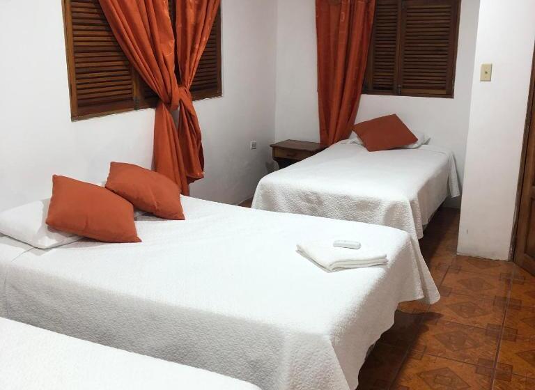 غرفة قياسية ثلاثية, Hostal Las Gardenias