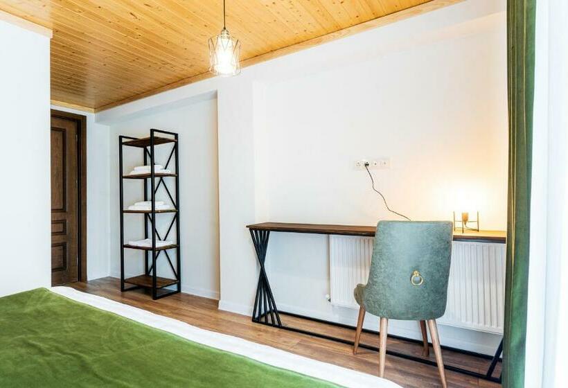 اتاق استاندارد با بالکن, Chatini Mestia