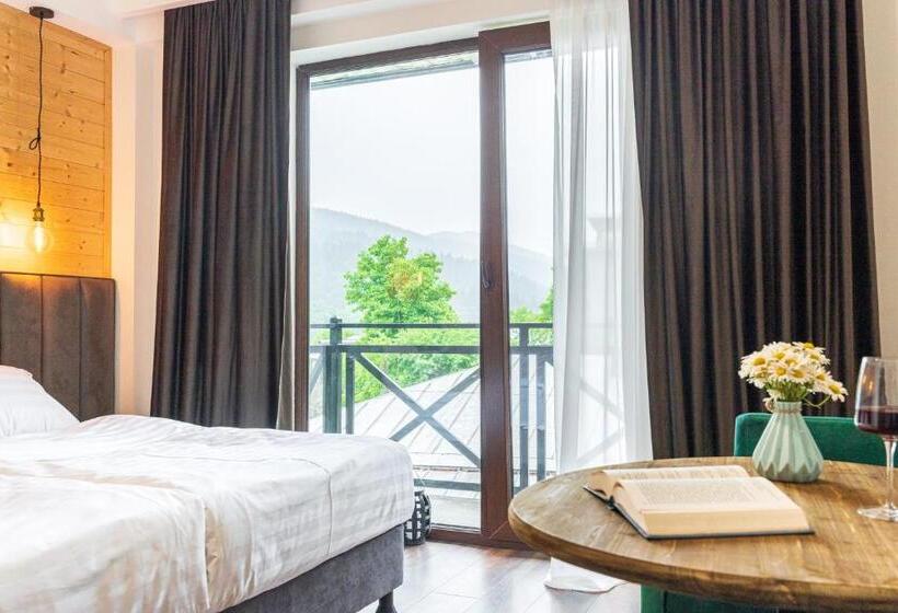 اتاق استاندارد با بالکن, Chatini Mestia