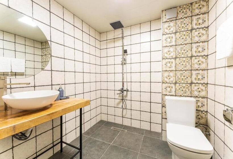 اتاق استاندارد با چشم‌انداز, Chatini Mestia