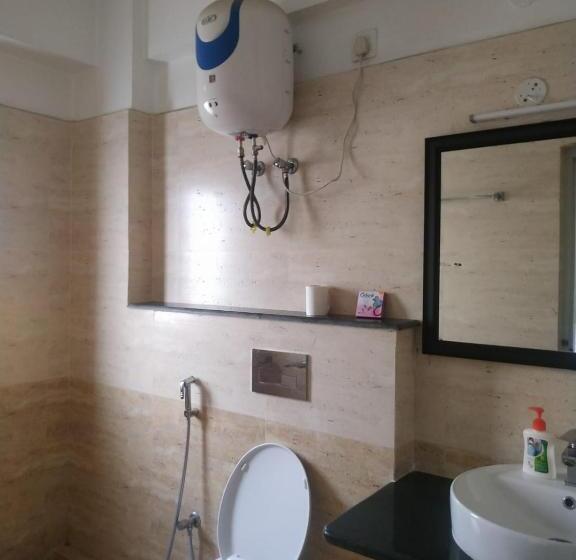 חדר משפחתי, Happy Villa