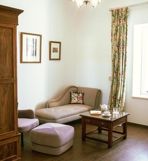 جناح جونيور, Solar Alvura Boutique