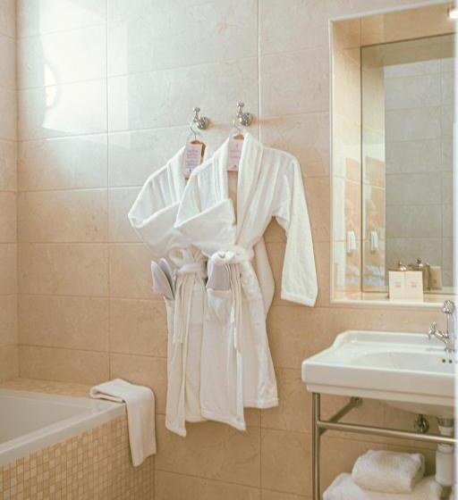 جناح جونيور, Solar Alvura Boutique