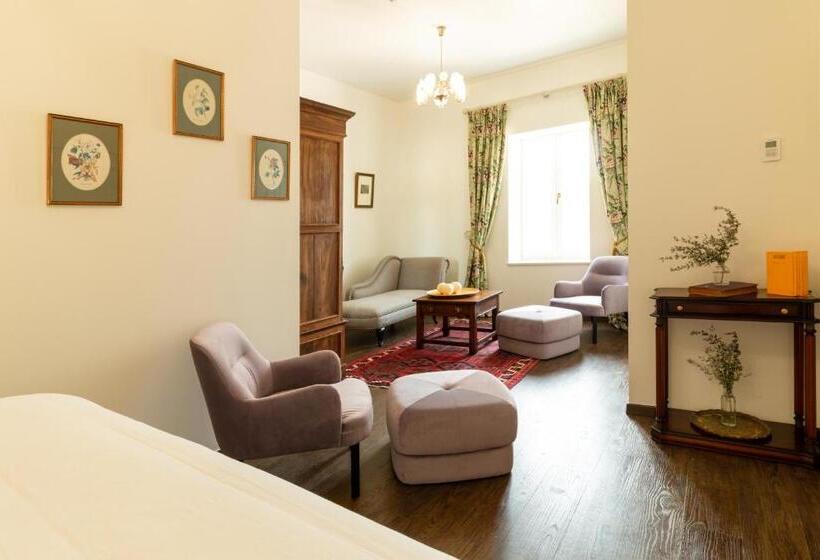 جناح جونيور, Solar Alvura Boutique