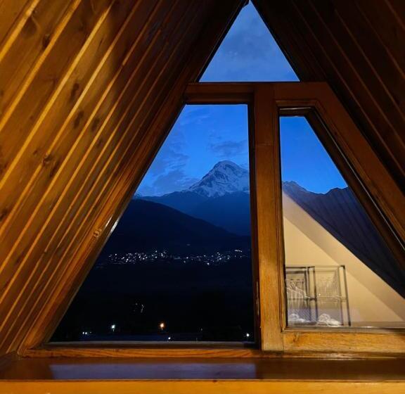 标准三人间, Graf Kazbegi