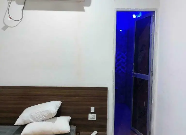 اتاق کلاسیک سه تخته, Pop 89998 Divisha Palace