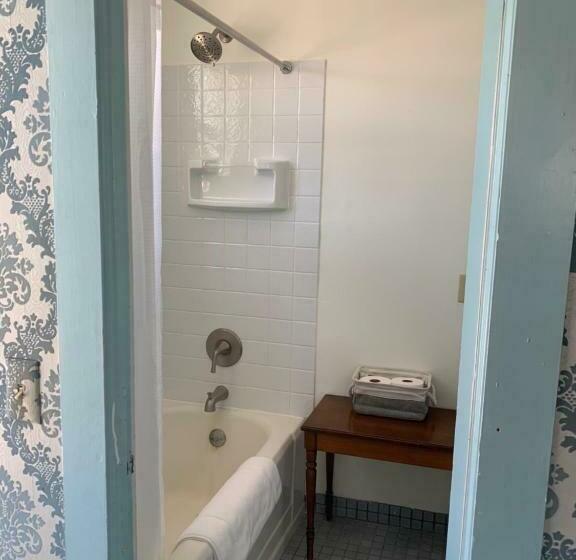 디럭스 룸, The Bodie