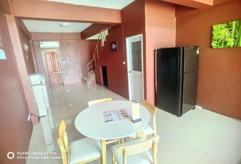 חדר אקונומי, 115 Townhouse