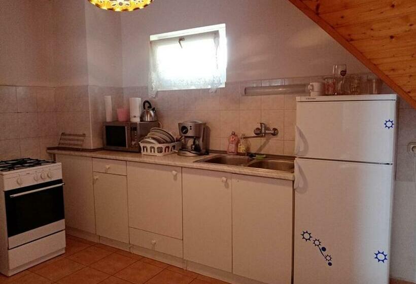 标准三人间, Kékturás Tóra Nyíló Privát Bérlemény