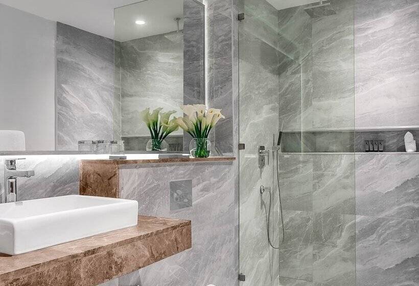 اتاق لوکس, The Art