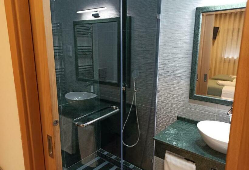 غرفة قياسية, Fontanário House