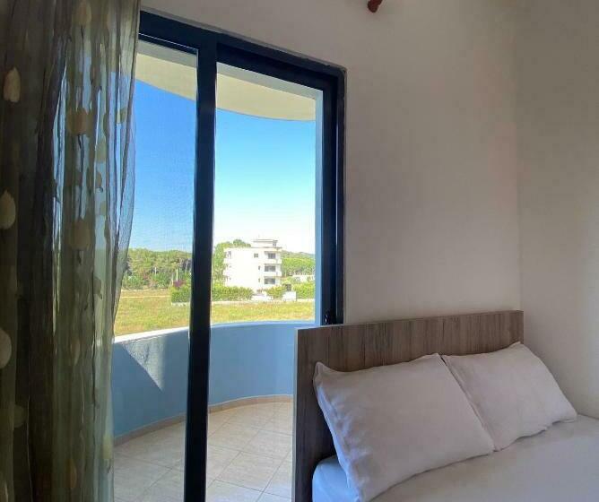 Habitació Triple Estàndard amb Balcó, Grey Villa