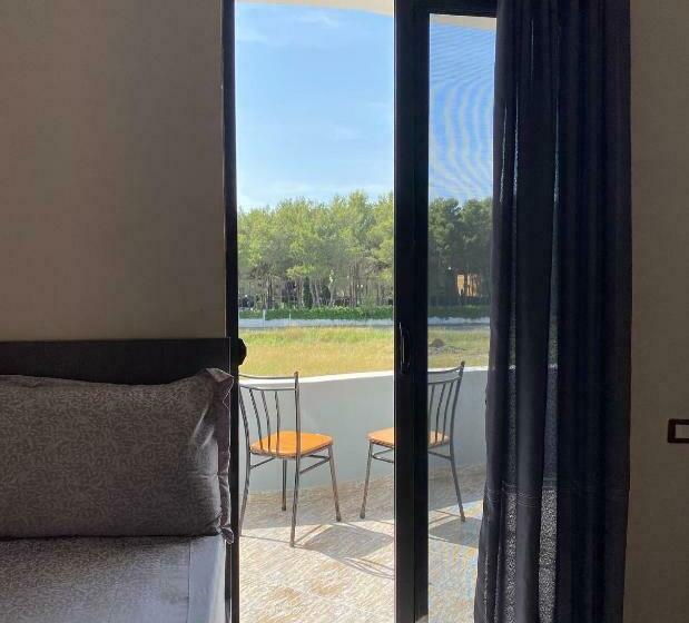 Habitació Triple Estàndard amb Balcó, Grey Villa