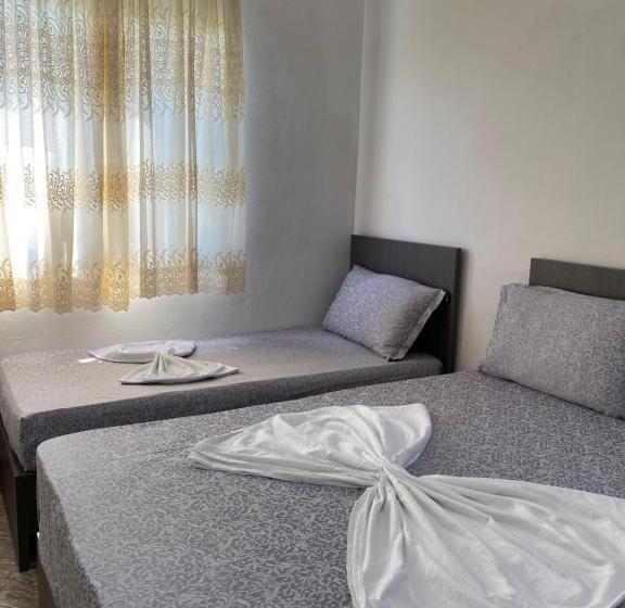 Quarto Triplo Estandar com Sacada, Grey Villa