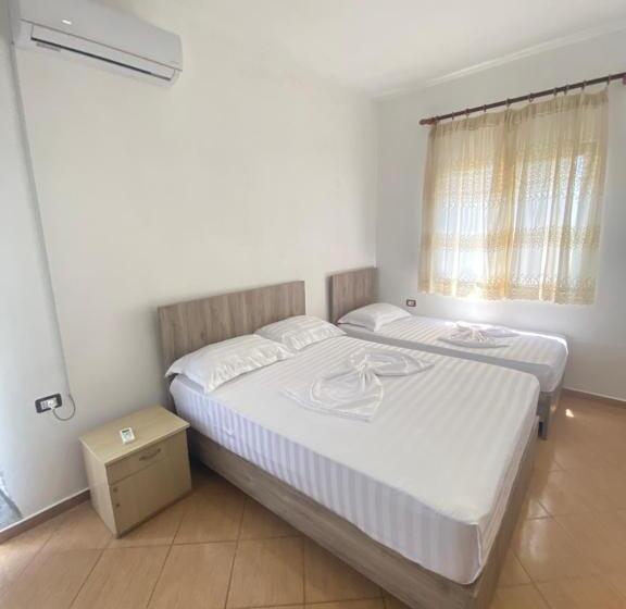 Habitació Triple Estàndard amb Balcó, Grey Villa