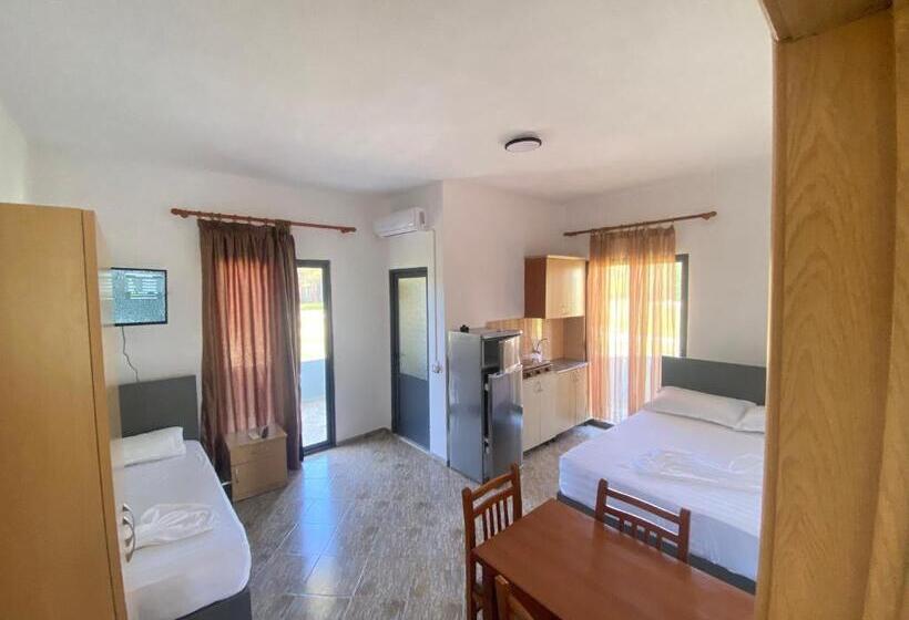 Habitació Triple Estàndard amb Balcó, Grey Villa