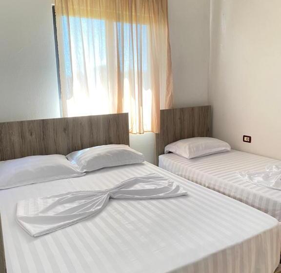 Habitació Triple Estàndard amb Balcó, Grey Villa