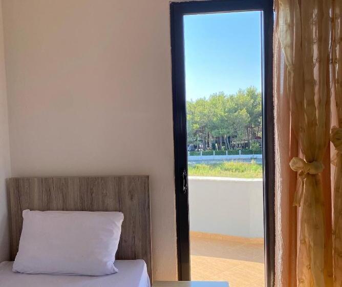 Habitació Triple Estàndard amb Balcó, Grey Villa