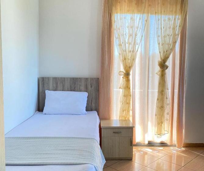 Quarto Triplo Estandar com Sacada, Grey Villa