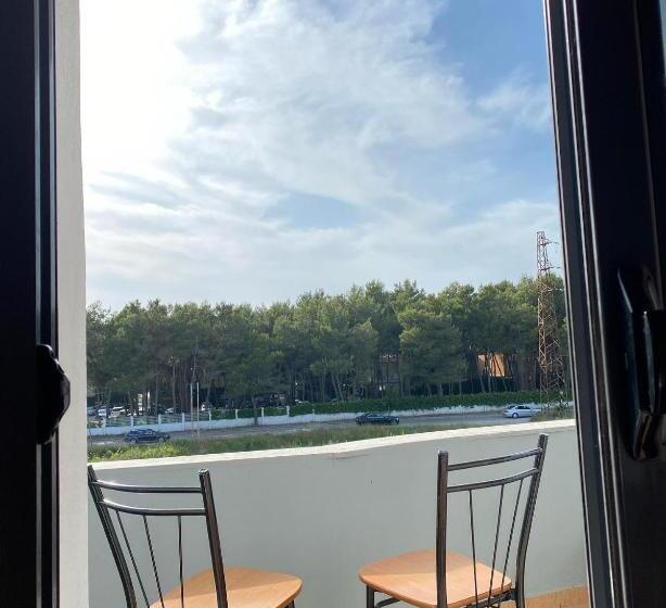 Habitació Triple Estàndard amb Balcó, Grey Villa